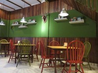 Berbeda dengan lantai 2 yang bergaya vintage. Di lantai 1 suasana lebih modern dengan interior berwarna hijau dan coklat.