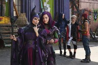 Mereka tumbuh menjadi anak yang nakal bersama orangtuanya di sebuah pulau terkutuk. (Dok. Disney)