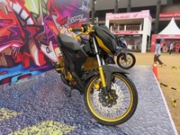 Untuk model ini terlihat lebih sporty dengan warna kuning dan hitam di bodi motor.