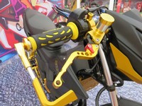 Rem tangannya sudah diubah dengan menggunakan tuas rem kuning krom, begitu juga pada selongsong gas yang diubah menjadi hitam-kuning.