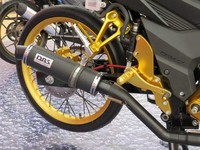 Knalpotnya diubah dengan knalpot DBS berkelir karbon. Ban profilnya tipis menyesuaikan sensasi racing.