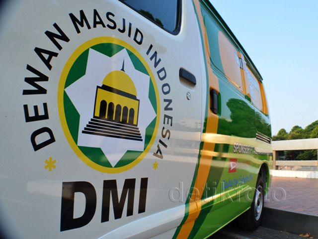 Daihatsu Serahkan 50 Gran Max ke Dewan Masjid Indonesia