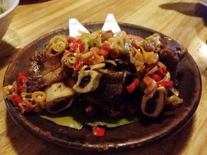 Gerobak Betawi: Pedas-Pedas Gurih Iga Bakar yang Empuk Disiram Sambal Matah