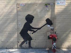 Dismaland Nge-hits, Bagaimana dengan Grafiti Banksy Lainnya?