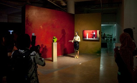 Seru! Jadi Patung dan Ikut Beraksi di Pameran Seni