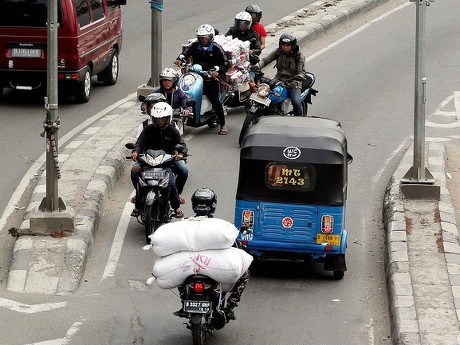 Ahok Minta Polisi Hukum Pemotor yang Lawan Arus