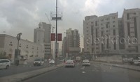 Pembatas jalan yang terbuat dari besi dan plastik terjatuh atau tertiup hingga menghalangi jalan.