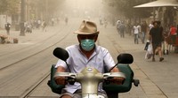 Warga Yerusalem beraktivitas menggunakan masker. Ammar Awad/Reuters/detikFoto.