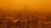 Suriah dipenuhi kabut pasir tebal berwarna kuning kecokelat-cokelatan. Omar Sanadiki/Reuters/detikFoto.