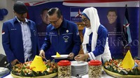 Fajar Sampurno memotong tumpeng.