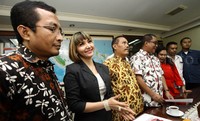Roro Fitria (dua dari kiri) turut hadir dalam pertemuan tersebut.