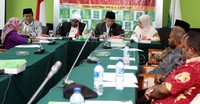 Anggota FPKB, Maman Imanul Hag (tengah) bersama, Anggota FPKB, Peggy Patricia (kanan) Ketua MUI Propinsi Papua, KH. Saiful Islam Alpayage menjadi nara sumber pada diskusi tersebut. Lamhot Aritonang/detikFoto.