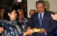 Ani Yudhoyono memberikan potongan tumpeng kepada SBY. Pool/Lamhot Aritonang/detikFoto.