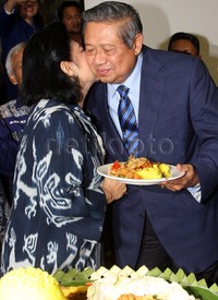 Ani Yudhoyono mengucapkan selamat ulang tahun sambil mencium pipi SBY. Pool/Lamhot Aritonang/detikFoto.