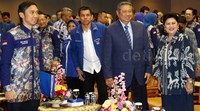 (Kiri ke kanan) Edhie Baskoro Yudhoyono (Ibas), Hinca Panjaitan, SBY, dan Ani Yudhoyono meninggalkan Ruang KK2, Gedung Nusantara DPR usai memperingati HUT PD. Pool/Lamhot Aritonang/detikFoto.