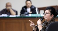 Menurut Siti, sang suami ikut ke Genewa dengan dana sendiri yang diurus oleh asisten pribadinya. Menurutnya, tak ada uang terkait proyek Alkes flu burung yang dipakai almarhum suaminya.