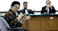 Siti Fadilah Supari mengatakan bahwa dirinya bukan tersangka di KPK. Dia berdalih, selama ini KPK memang sudah menargetnya untuk dijadikan tersangka.