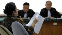 Siti Fadilah menegaskan, kasus korupsi Alkes yang semula ditangani Bareskrim Polri dan kini sudah dilimpahkan ke KPK, dirinya juga tak terlibat. Menkes yang bertugas hingga tahun 2009 itu tetap bersikukuh dirinya kini tak menyandang status tersangka.