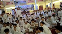     Puluhan santri menyambut kedatangan jemaah haji Indonesia.