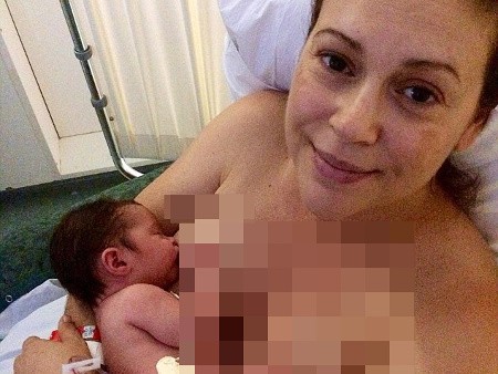 Alyssa Milano Ingin Menyusui Sang Putri Hingga Usia 6 Tahun
