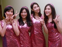 Bagaimana menurut kamu penampilan empat member JKT48 ini jadi biduan dangdut? Pool/Gus Mun/detikFoto.