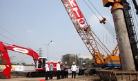 Setelah meresmikan proyek, Jokowi sempat berkeliling sekitar 5 menit di lokasi acara. Beberapa pejabat menteri ikut dalam rombongan.