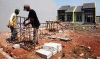 Menurut Ketua Lembaga Pengkajian Pengembangan perumahan dan Perkotaan Indonesia (LPP3I) atau Housing Urban Development Institute Zulfi Syarif Koto, penurunan ini terjadi pada properti kelas atas dan bawah.