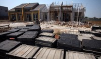 Biasanya setiap bulan yang biasanya jual rumah 30-40 unit per bulan, sekarang paling banyak 20 unit. Padahal itu jenis rumah murah yang harganya hanya berkisar diangka Rp 100 jutaan.     