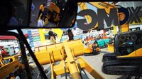 Sejumlah SPG memamerkan keunggukan alat-alat berat keluaran GM Tractors.