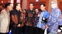 Presiden Jokowi didampingi Gubernur Bank Indonesia Agus Martowardojo, Ketua Dewan Komisioner Otoritas Jasa Keuangan Muliaman Dharmansyah Hadad, dan Ketua Umum Perbanas Sigit Pramono mengunjungi booth BCA. Ist/BCA.