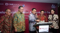 Chief Syariah Banking CIMB Niaga Pandji P Djajanegara didampingi Head of Securitas Service Banking CIMB Niaga Agus Susanto, Direktur Penelitian, Pengembangan, Pengaturan, Perizinan Perbankan Syariah OJK Dhani Gunawan Idat, dan Direktur KSEI Syafruddin meluncurkan Investor iB X-tra.