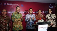 Chief Syariah Banking CIMB Niaga Pandji P Djajanegara, Head of Securitas Service Banking CIMB Niaga Agus Susanto, Direktur Penelitian, Pengembangan, Pengaturan, Perizinan Perbankan Syariah OJK Dhani Gunawan Idat, dan Direktur KSEI Syafruddin bertepuk tangan usai peluncuran Investor iB X-tra.