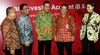 Chief Syariah Banking CIMB Niaga Pandji P Djajanegara, Head of Securitas Service Banking CIMB Niaga Agus Susanto, Direktur Penelitian, Pengembangan, Pengaturan, Perizinan Perbankan Syariah OJK Dhani Gunawan Idat, dan Direktur KSEI Syafruddin berbincang-bincang usai peluncuran Investor iB X-tra.