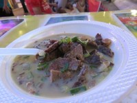 Soto Medan ini terdiri dari daging sapi, perkedel kentang, paru sapi yang disiram dengan kuah santan yang hangat. Rasanya gurih dan sangat pas jika ditambahkan dengan sambal rawit hijau yang pedas. Sluurp!
