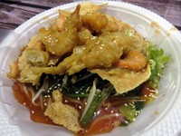 Sajian ini terdiri dari sayur kangkung, tauge, tahu yang lembut dengan siraman kuah kental yang asam manis. Rasanya semakin nikmat saat ditambahkan dengan potongan udang gulung goreng dan juga kerupuk atau rempeyek udang yang renyah.