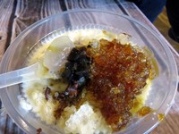 Es yang dingin dan manis ini bisa Anda santap. Es campur Medan ini berisi kolang kaling, cincau hitam, kacang merah, selasih, santan dan siraman gula merah yang kental. Rasanya manis dengan sensasi rasa krenyes yang berasal dari jelly mutiara.