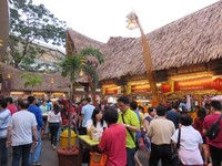 Para pengunjung sangat antusias berkunjung ke festival Kuliner Serpong. Tak hanya sajian Sumatra Utara, Anda juga akan disuguhkan dengan jajanan lain seperti kue cubit dan juga pempek Palembang.