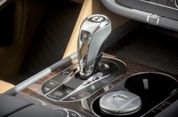 Untuk transmisinya, mobil menggunakan transmisi 8 percepatan buatan ZF. Yang unik dari transmisi ini adalah saat di gigi 5 sampai 8 saat pengemudi melepaskan pedal gas, mobil akan mulai membuka torque converternya. Pool/dok. Bentley Motors.
