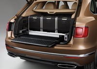 Di bagasinya ada kompartemen khusus eksklusif dengan dek yang bisa menjulur ke luar mobil untuk mempermudah pemindahan barang. Pool/dok. Bentley Motors.