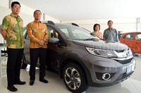 Selain dilengkapi dengan fasilitas layanan penjualan dan purnajual (sales,service, spareparts) yang terpadu serta sesuai dengan standar Honda, diler baru ini juga memiliki showroom seluas 421 m2 yang nyaman dan modern dengan menampilkan semua line-up produk Honda terbaru. Dini Afrianti Efendi/detikOto.