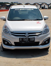 Kalangan media bakal menjajal keunggulan terbaru di Ertiga seperti New Chrome Front Grille, New Chrome Bezel Fog Lamp, New Interior Color, New Chrome Backdoor Garnish, New Socket Charger on Second Row, New Third Row Seat With 50:50 Seat dan New Electric Foldable Outside Mirror. Pool/dok Suzuki.