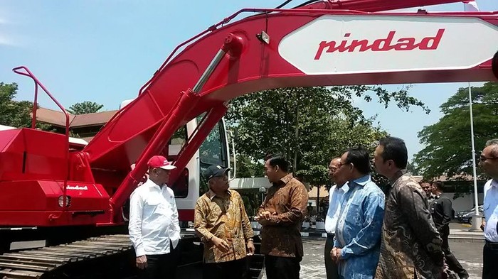 Pindad Luncurkan Ekskavator Made In Bandung, Ini Aksinya