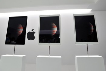 iPad Pro hadir dengan bentang layar 12,9 inch dan diperkaya 5,6 juta pixel. Jumlah ini melebihi pixel di Retina Display milik MacBook Pro. (istimewa/detikcom/gettyimages)