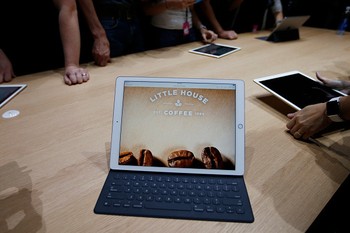 Apple melengkapi tabletnya ini dengan keyboard fisik seperti yang dimiliki perangkat Surface Pro besutan Microsoft dan turut merilis Apple Pencil yang diklaim mampu memaksimalkan coretan gambar maupun desain. (istimewa/detikcom/gettyimages)