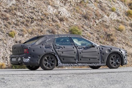 Volvo Sedan S90 Hybrid Mulai Tampil