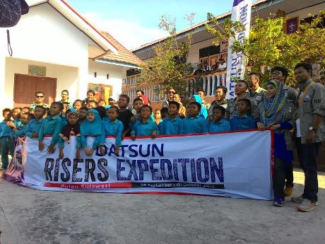 Risers Bagi-bagi Buku ke SD di Gorontalo