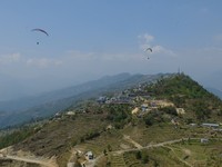 Pokhara adalah salah satu kota favorit turis di Nepal, selain tentunya Kathmandu yang jadi ibukotanya. Salah satu aktivitas yang tak boleh dilewatkan di kota ini adalah tandem paralayang (Sastri/detikTravel)