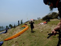 detikTravel menyambangi Nepal pada Maret 2015 silam, beberapa minggu sebelum gempa melanda negeri eksotis tersebut. Waktu itu harga paralayang adalah USD 90 (Rp 1,2 juta), untuk 20-30 menit di ketinggian (Sastri/detikTravel)