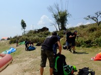 Paralayang dimulai dari atas bukit. Terasa sangat lama, karena tekanan udara akan membuat traveler mudah mual terutama yang tidak biasa dengan ketinggian. Paralayang akan berakhir dengan manuver dari tandem kita, menuju pinggiran Danau Phewa (Sastri/detikTravel)