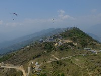 Pokhara jadi spot paralayang favorit dan disebut-sebut terindah di dunia, karena traveler bisa melihat Pegunungan Annapurna sekaligus Danau Phewa yang terkenal indah (Sastri/detikTravel)